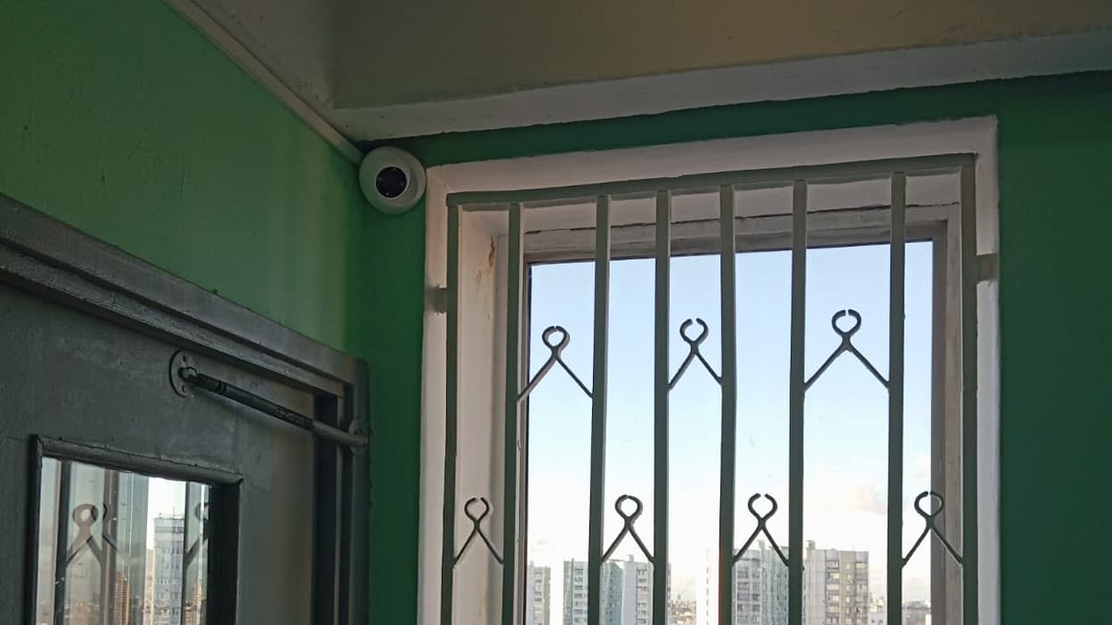 Купольная камера в подъезде