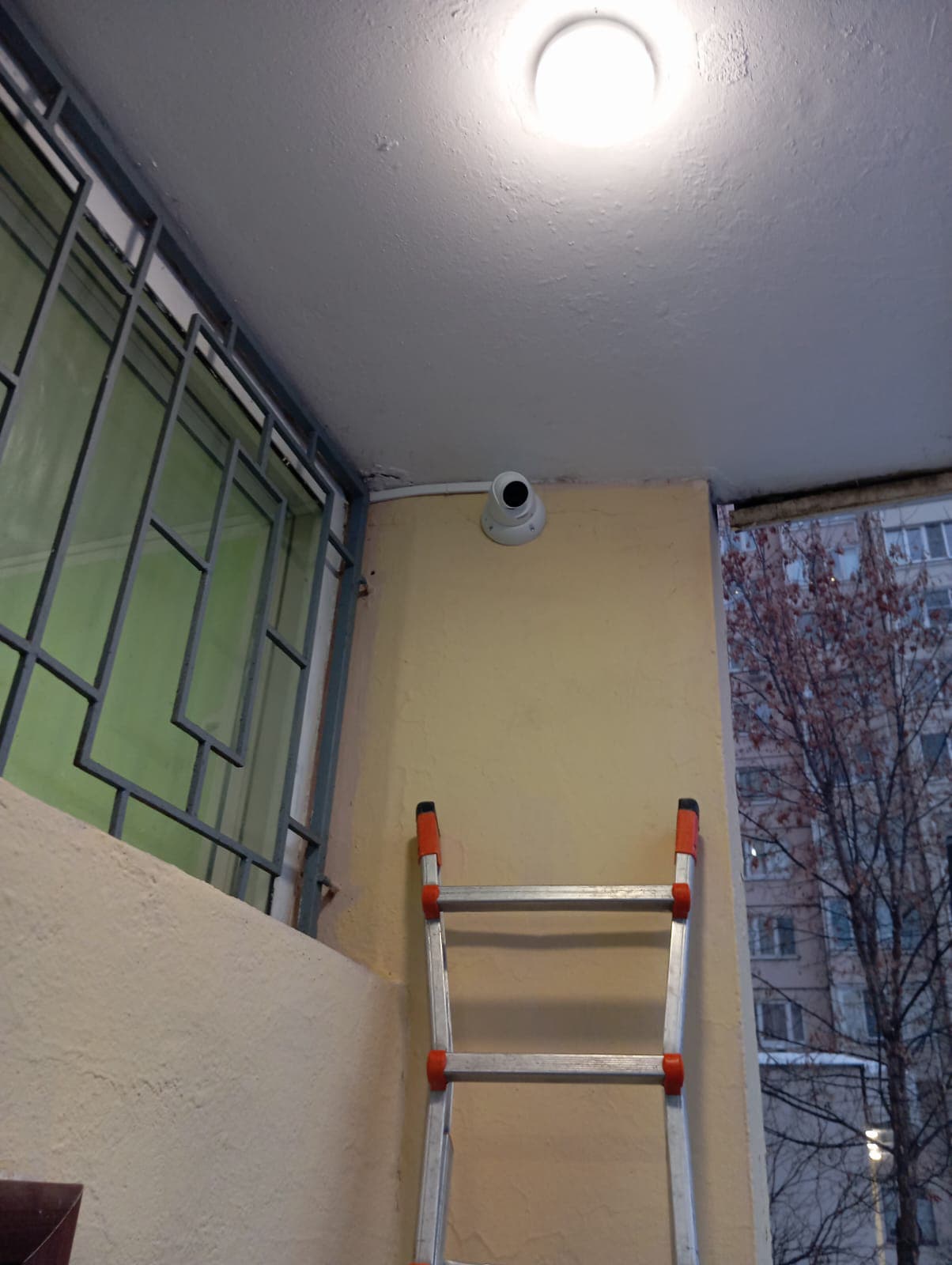 Камера на лестничной клетке