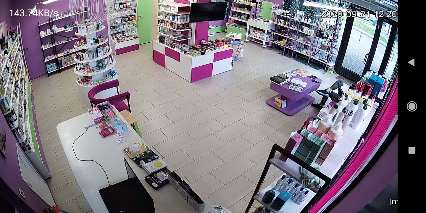 Монтаж камеры под потолком магазина