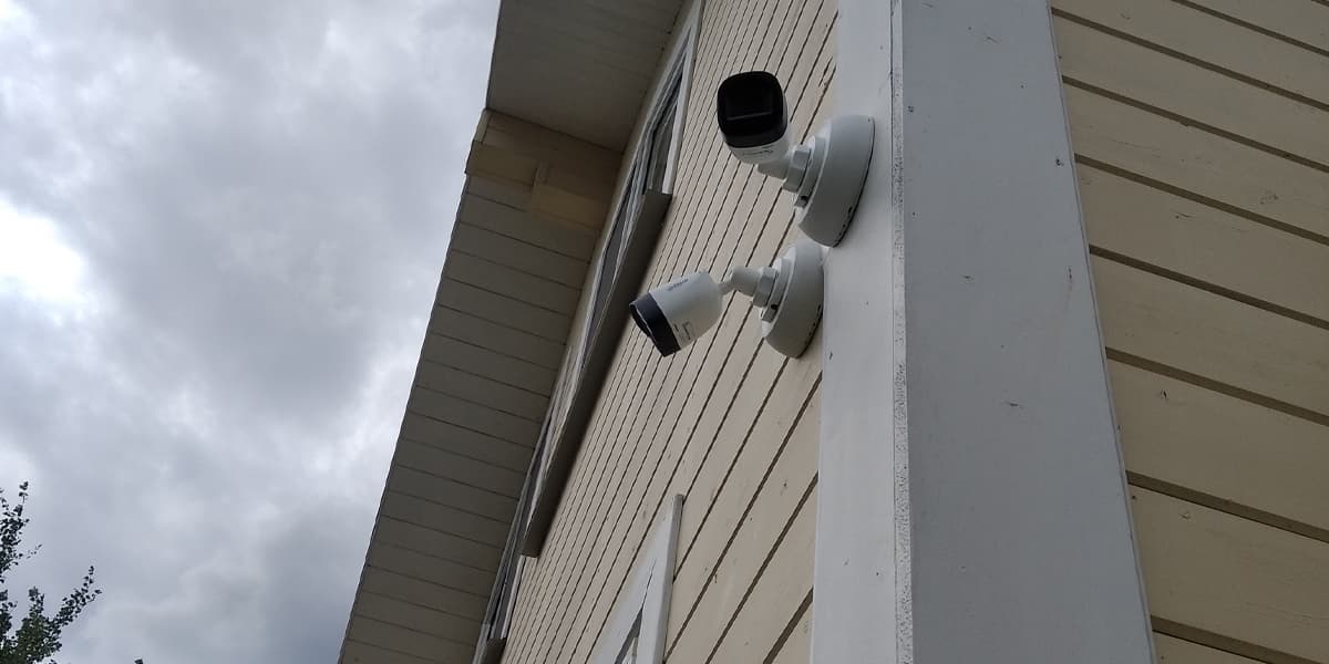 Камера на углу дома для обзора двора