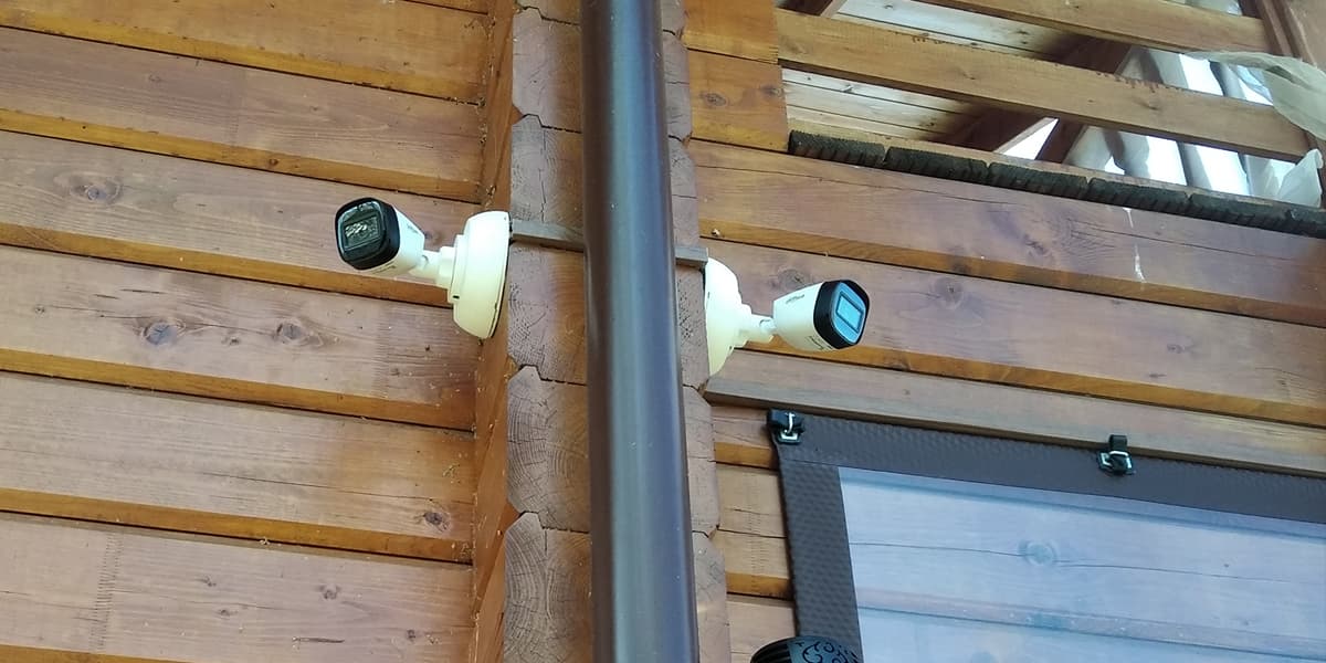 Монтаж камеры под свесом крыши