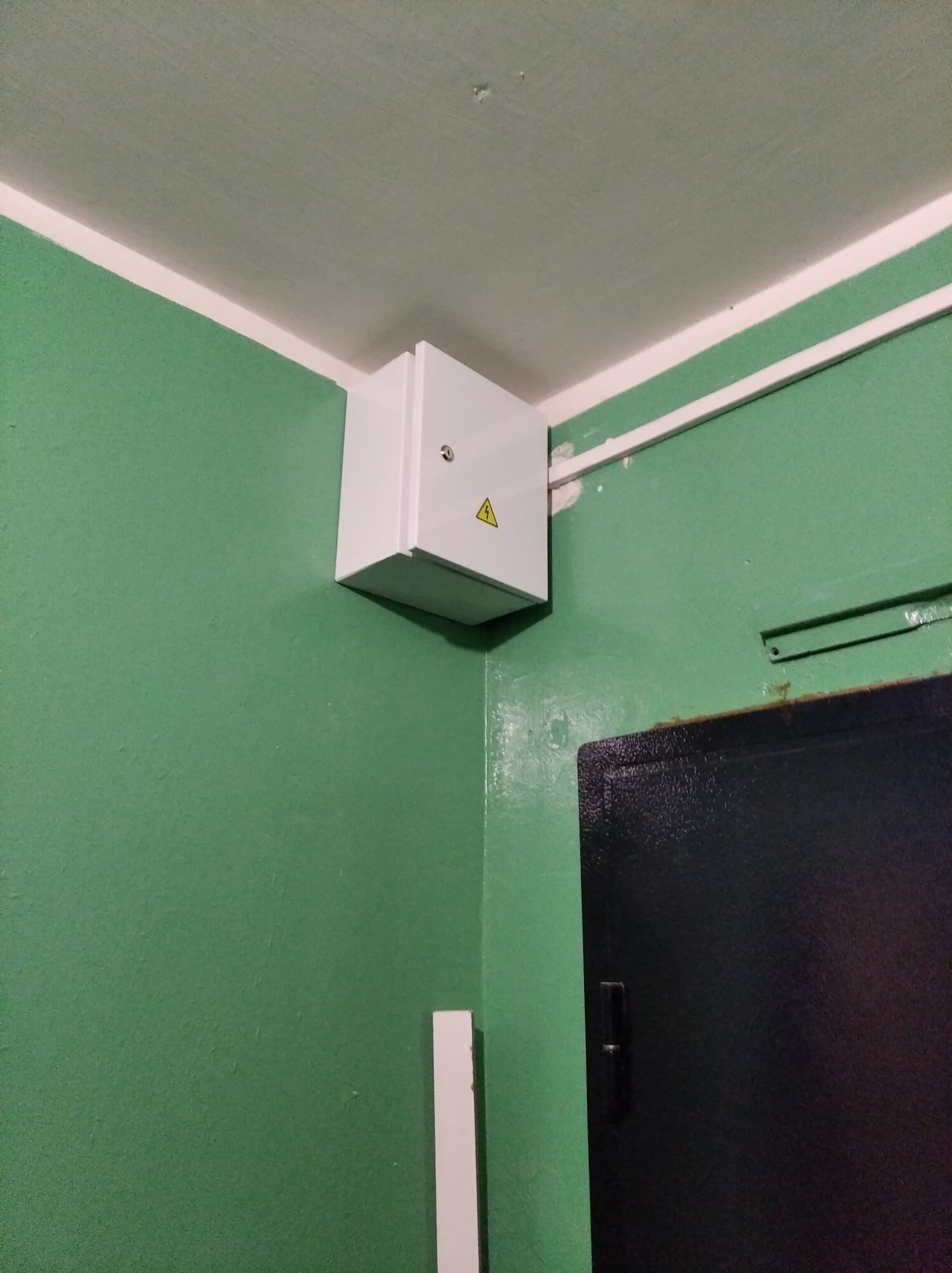 Камера у входа в подъезд