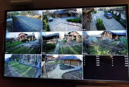 Камера видеонаблюдения на фасаде загородного дома